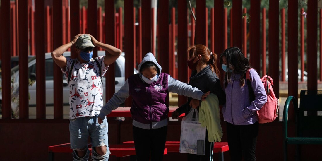 Integrantes de una familia, afuera del Hospital General de Tláhuac, ayer.