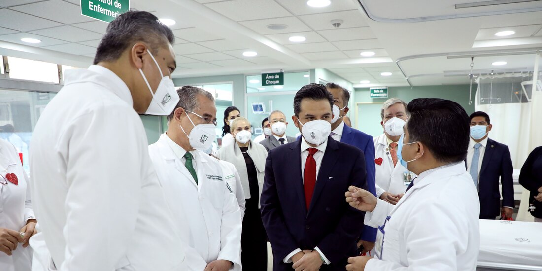 Médicos del IMSS y su titular, Zoé Robledo.