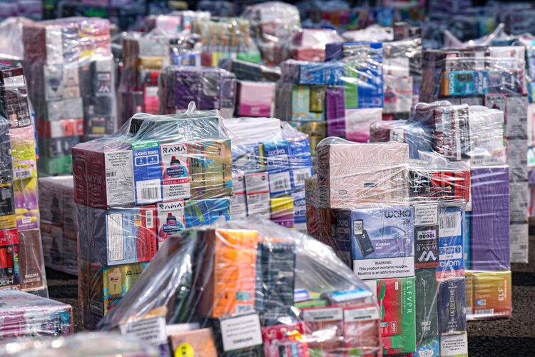 Vapeadores ilegales decomisados en el Centro Histórico de la Ciudad de México.