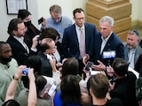 El presidente de la Cámara de Representantes, el republicano Kevin McCarthy, habla con la prensa sobre el estado de las negociaciones para elevar el tope del endeudamiento, en el Capitolio, Washington, sábado 27 de mayo de 2023.