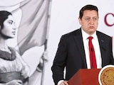 Néstor Núñez, titular de la UVIP de la SICT, ayer, en conferencia de prensa sobre el derecho de vía ferroviaria.