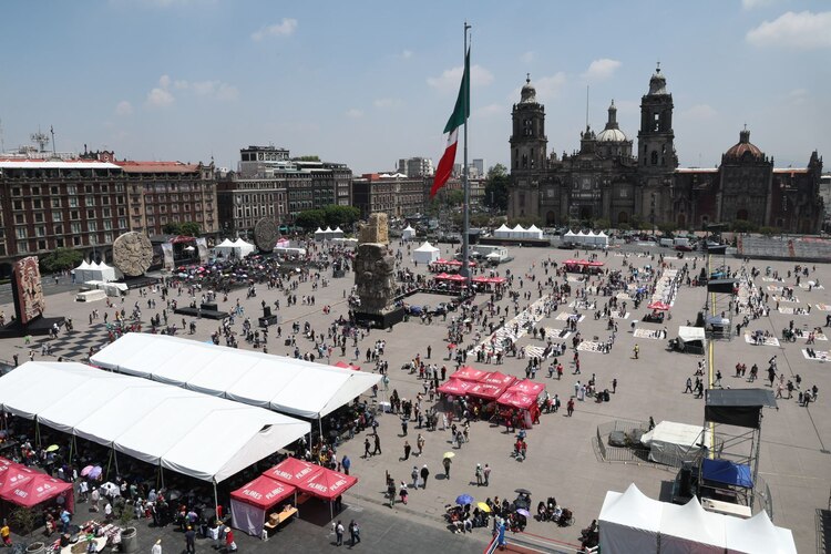 Taleros de ajedrez gigante en el Zócalo de la Ciudad de México.
