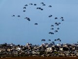 Paquete con comida lanzados vía aérea caen en Gaza, ayer.