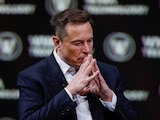 Elon Musk, director ejecutivo de SpaceX y Tesla y propietario de Twitter, hace un gesto mientras asiste a la conferencia Viva Technology dedicada a la innovación y las nuevas empresas en el centro de exposiciones Porte de Versailles en París, Francia.el 16 de junio de 2023