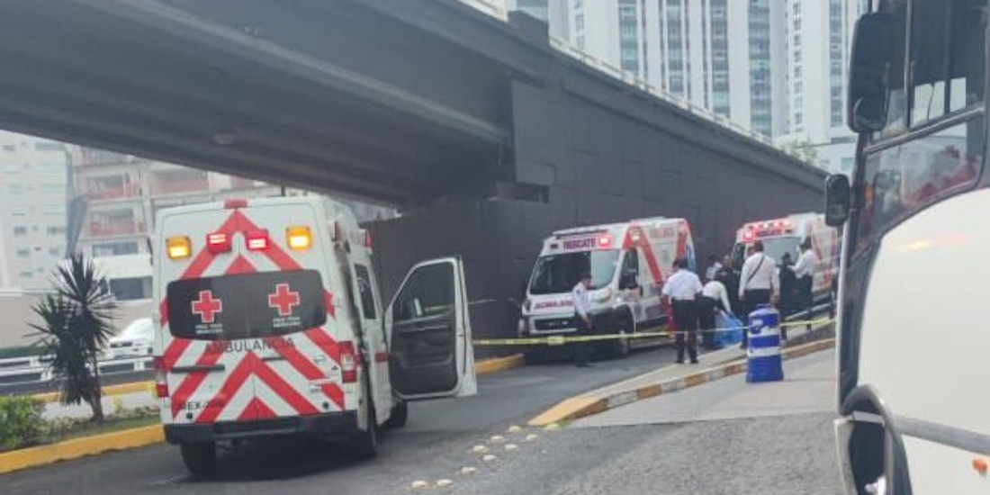 Balacera en Paseo Interlomas deja un saldo de al menos dos muertos.