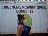 Una mujer camina frente al Centro Médico Nacional Siglo XXI, ayer.
