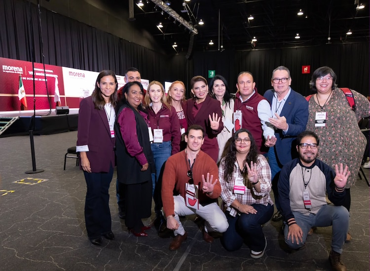 Al centro, la coordinadora estatal de Morena en Sonora, Lorenia Valles Sampedro.