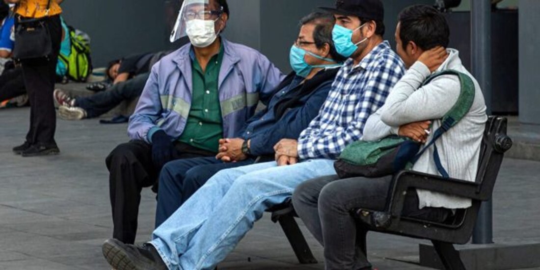 Muchos capitalinos siguen con el uso de cubrebocas, ya que se mantiene el semáforo rojo.