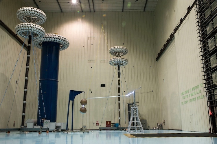 Técnicos especializados de la CFE realizan pruebas de desempeño en el LAPEM para garantizar la calidad de los equipos.