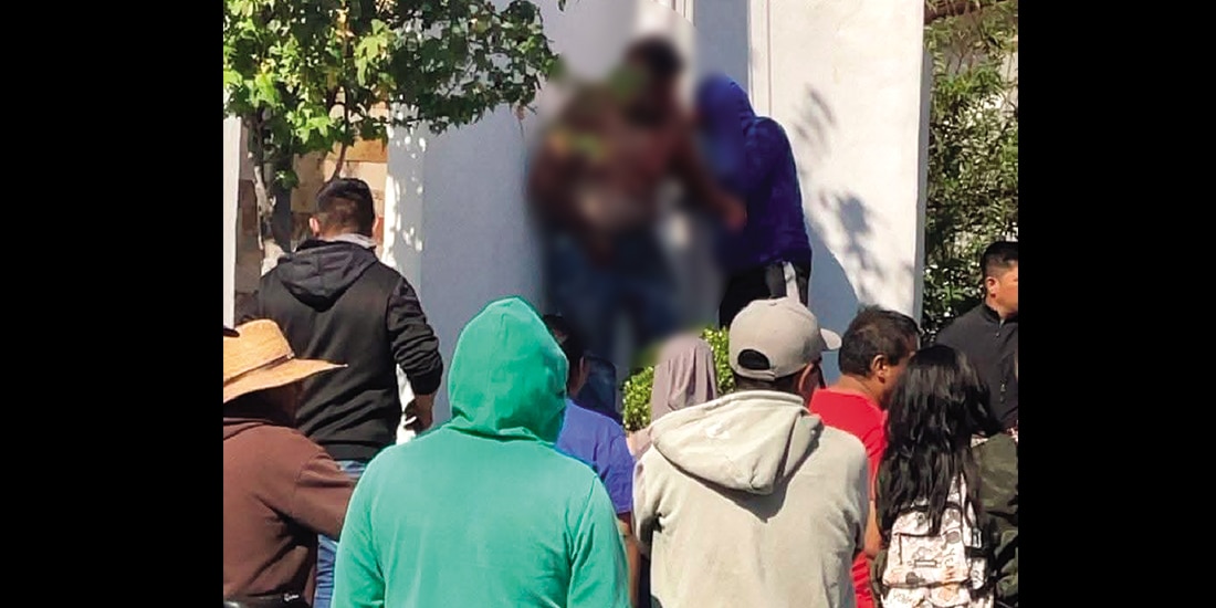 Pobladores de San Miguel Xochitecatitla rodean al hombre que supuestamente raptó a una menor, ayer.