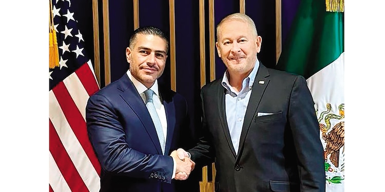 El embajador de EU en México, Ronald Johnson, subió a sus redes una imagen con el titular de la SSPC, Omar García Harfuch, para reconocer la colaboración bilateral contra el crimen y la reanudación de la entrada de aguacate nacional a su país.
