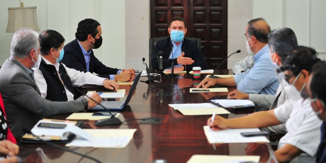 El gobernador de Durango, José Rosas Aispuro Torres en una reunión.