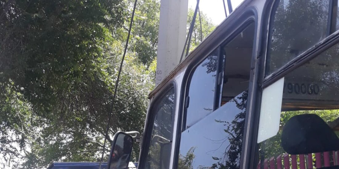 Microbús choca con poste en Coyoacán; reportan 5 personas heridas.