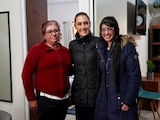 Claudia Sheinbaum con beneficiarios en Michoacán.