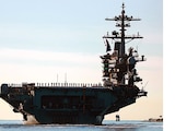 Familiares y congresistas dieron la voz de alarma ante la crisis de salud mental a bordo del USS Abraham Lincoln, mientras sus 5 mil marineros soportan un despliegue récord en el mar.
