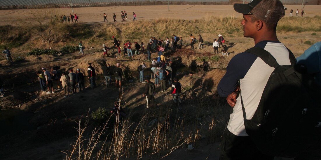 Cientos de migrantes de diversas nacionalidades intentan cruzar la frontera entre México y Estados Unidos en Ciudad Juárez.