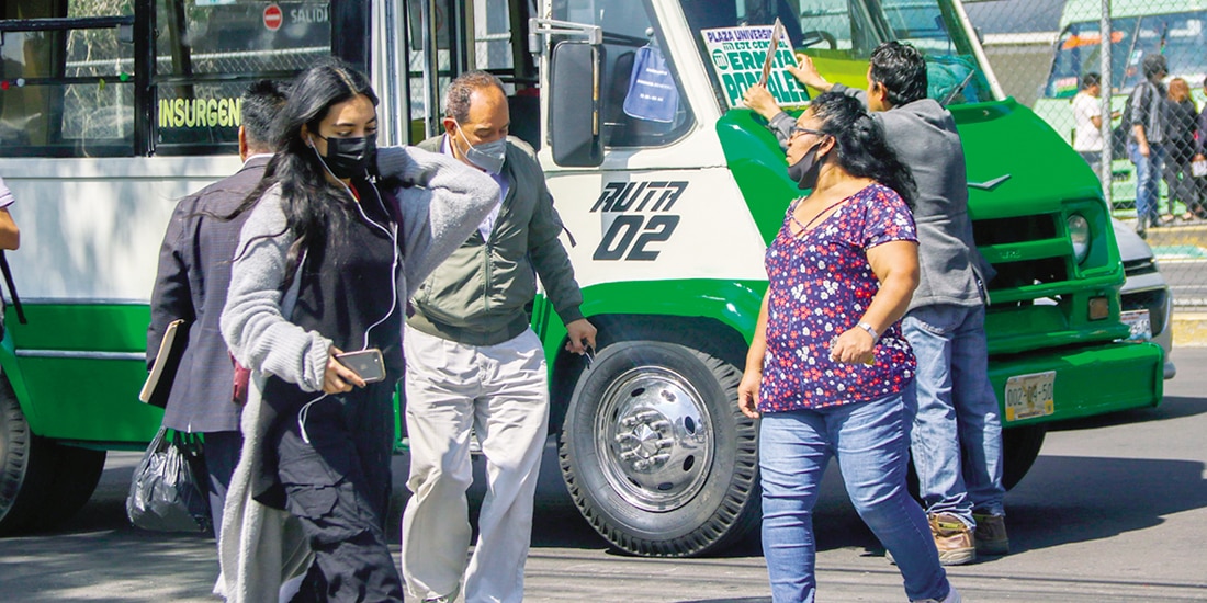 Pasajeros de un camión de la Ruta 2 desciendenden de éste para continuar con sus trayectos, en 2022.