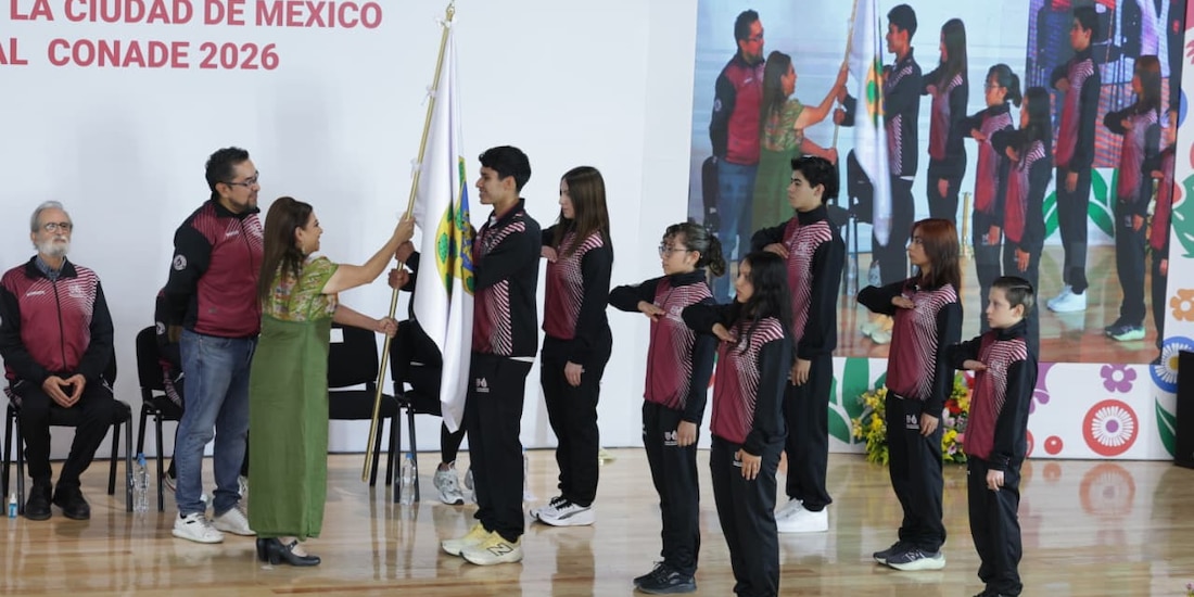 La Jefa de Gobierno, Clara Brugada, entrega la bandera de la CDMX al multimedallista de Atletismo Camila Vega Gil.