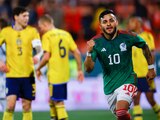 Alexis Vega celebra el gol con el que México empató 1-1 ante Suecia.