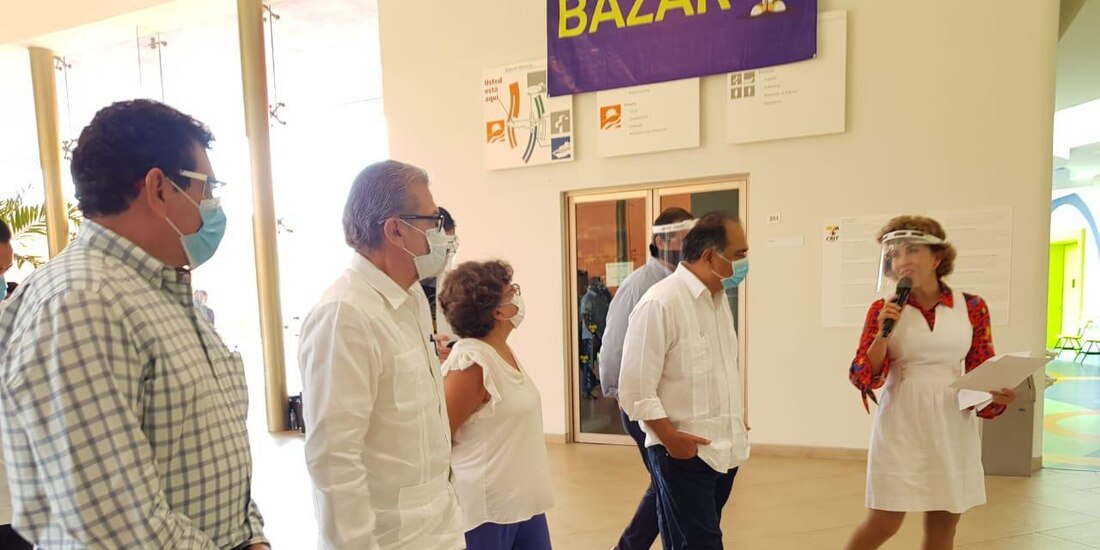 Acompañado por el director general del CRIT-Teletón Guerrero, el gobernador y su esposa recorrieron las dos áreas donde están instaladas las 73 camas para pacientes Covid-19 y no Covid.