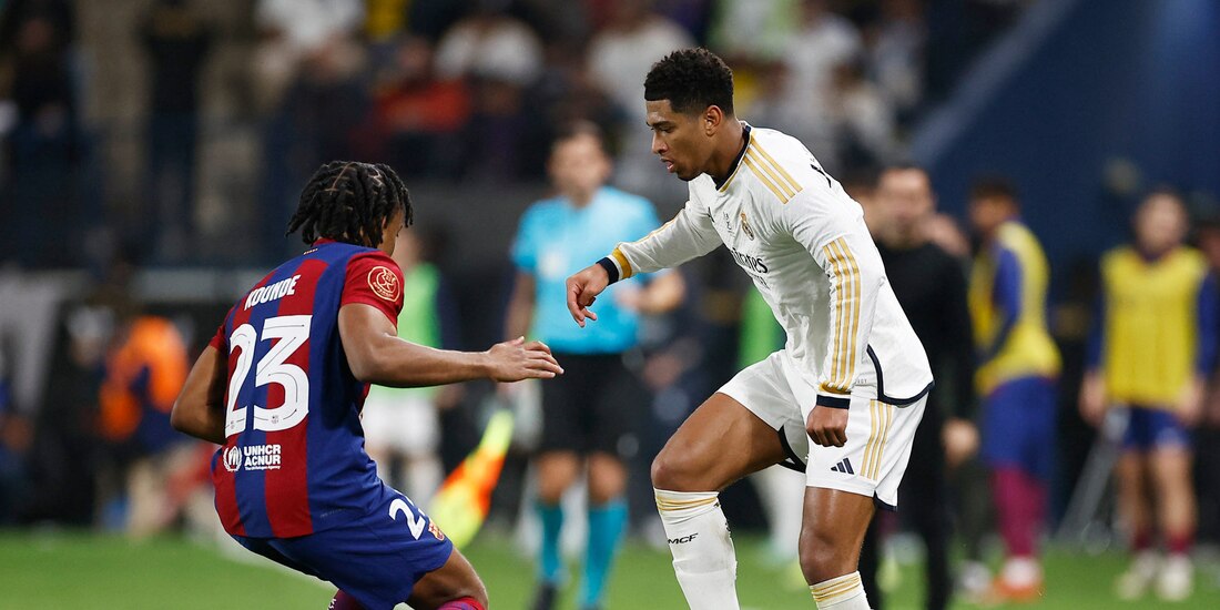 Jules Kounde y Jude Bellingham durante el clásico español más reciente entre Barcelona y Real Madrid, el 21 de abril del 2024.