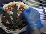 Explican el efecto de la pizza con una hoja de marihuana