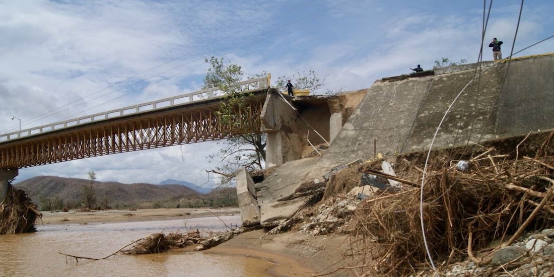 El principal puente de acceso a Santa María Tonameca sufrió severos daños y se evalúa si debe ser demolido.