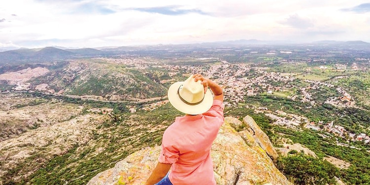 La Peña surgió hace unos 8.7 millones de años a partir de un volcán. La lava en su interior se solidificó y, con el tiempo, la erosión eliminó el material exterior.