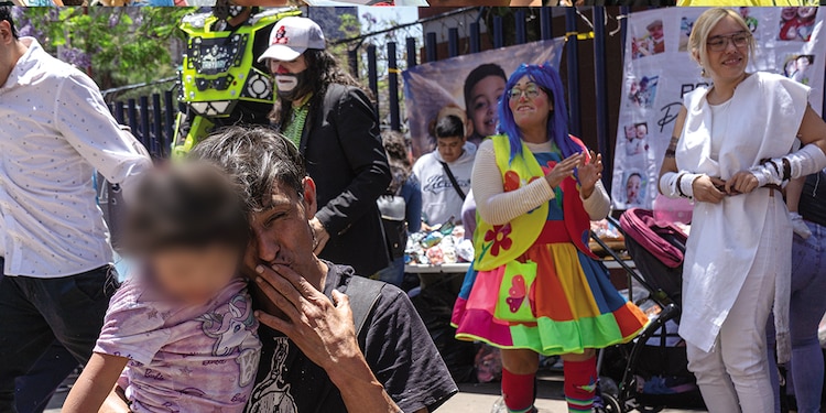 El Pikos carga a una niña durante el festival.