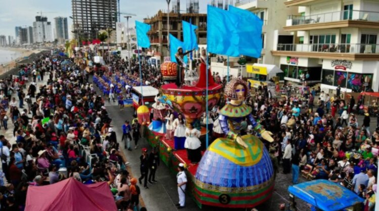 El desfile se realiza en el malecón
de Mazatlán, uno de los más largos.