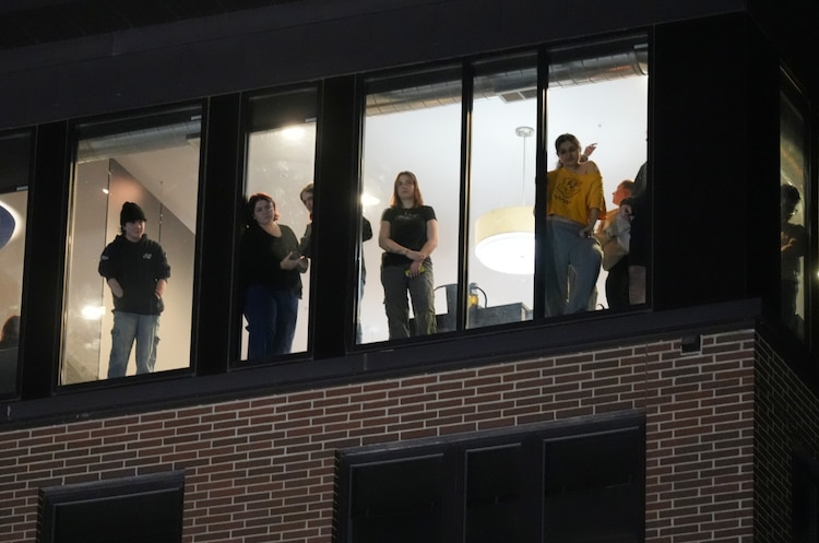 Ver con los brazos cruzados │ Laura Garza │ ENFOQUE MANUAL