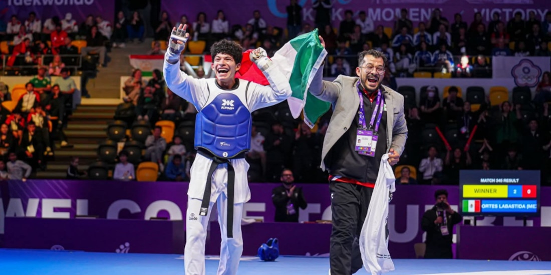 Guillermo Cortés festejando su título mundial.