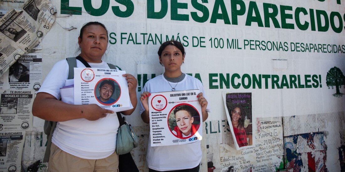 Familiares de víctimas de desaparición, ayer, en la Glorieta el Ahuehuete.
