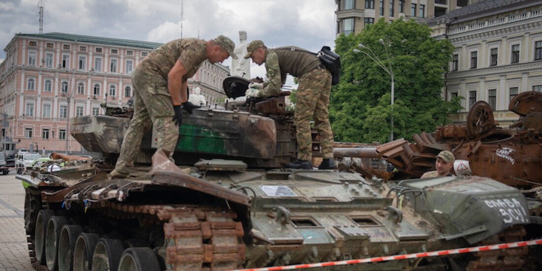 Soldados Defensores revisan las condiciones de un tanque ruso abandonado por los ocupantes.