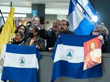 Simpatizantes de los presos políticos de Nicaragua esperan su llegada al aeropuerto de Chantilly, Virginia, Estados Unidos, el pasado jueves.