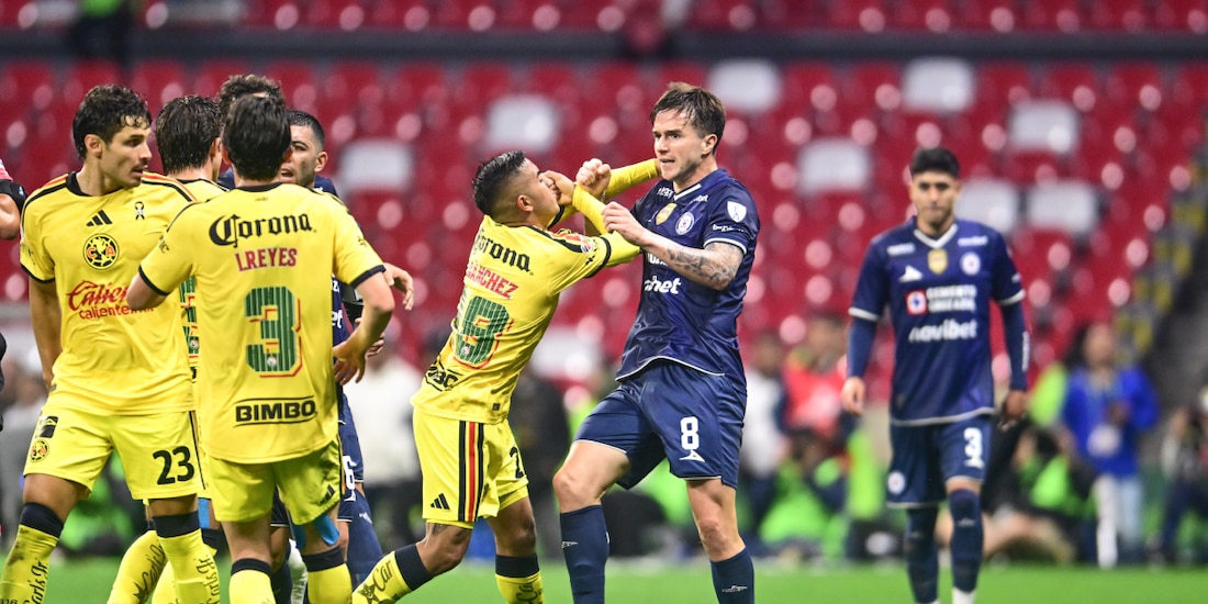 Jugadores del América agredieron a integrantes del Cruz Azul en los últimos momentos del primer tiempo del clásico joven.