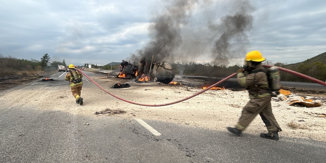 Incendio de autotanque tras volcar en la Carretera Nacional, el 8 de abril de 2026.