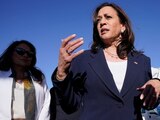 La vicepresidenta de EU, Kamala Harris, habla con reporteros tras llegar a El Paso, Texas, el 25 de junio del 2021.