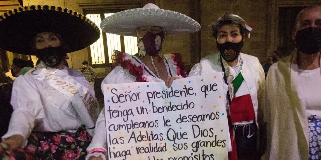 Simpatizantes de AMLO le llevan serenata