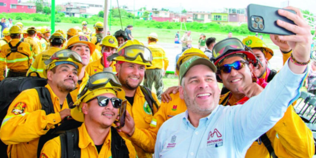 El gobernador de Michoacán, Alfredo Ramírez Bedolla, ayer, con brigadistas.