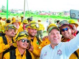 El gobernador de Michoacán, Alfredo Ramírez Bedolla, ayer, con brigadistas.