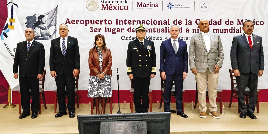 Directivos del AICM y de la Marina, reciben el reconocimiento por parte de Cirium, ayer.