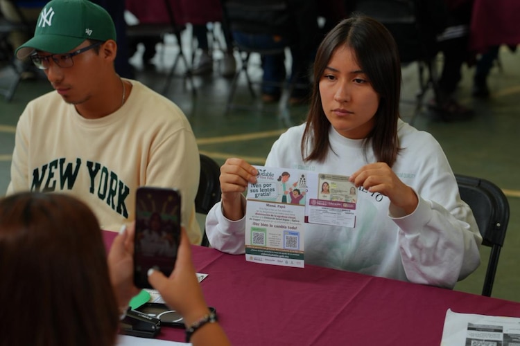 Universitarios de Michoacán reciben los primeros apoyos bimestrales destinados a solventar sus gastos de transporte.