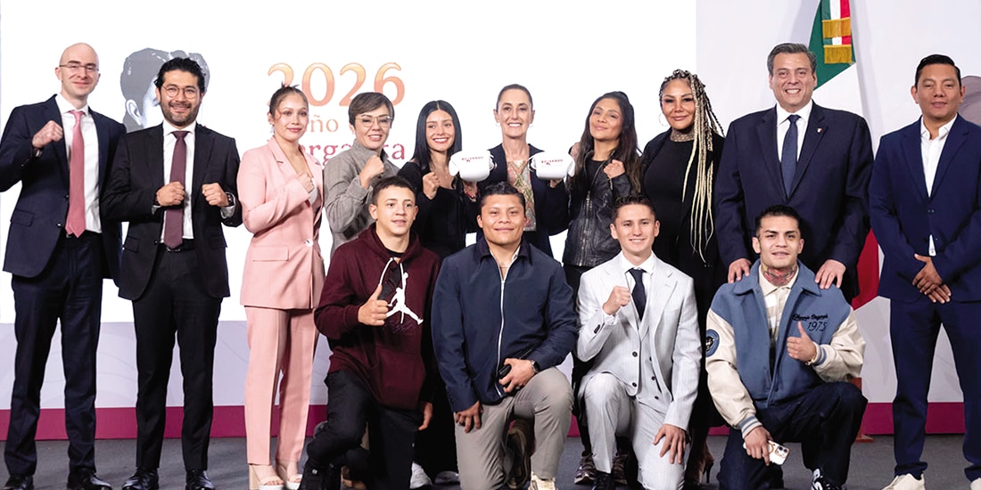 La presidenta Claudia Sheinbaum, ayer con miembros del Consejo Mundial de Boxeo en su conferencia.