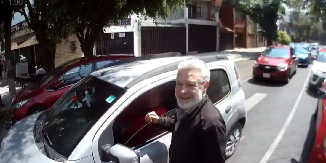 Un hombre fue exhibido por pedir dinero en las calles y cuenta la misma historia.