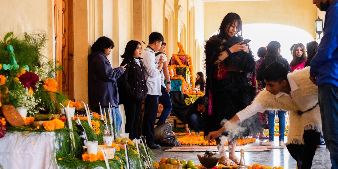 Estudiantes participaron en la realización de ofrendas para continuar con las tradiciones en la celebración del día de todos santos.