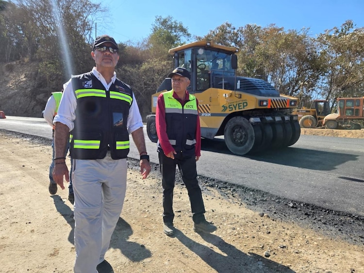 El titular de la SICT, Jesús Esteva Medina.