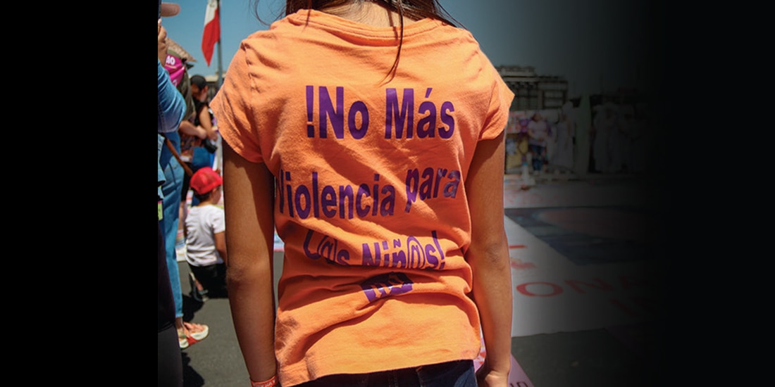 Una niña durante una protesta contra deudores alimentarios, en 2023.