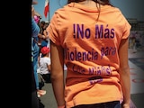 Una niña durante una protesta contra deudores alimentarios, en 2023.