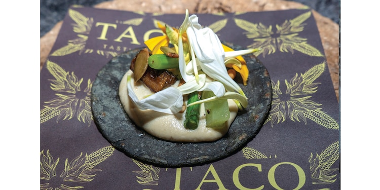 Taco de mole blanco que seguro será tu favorito.